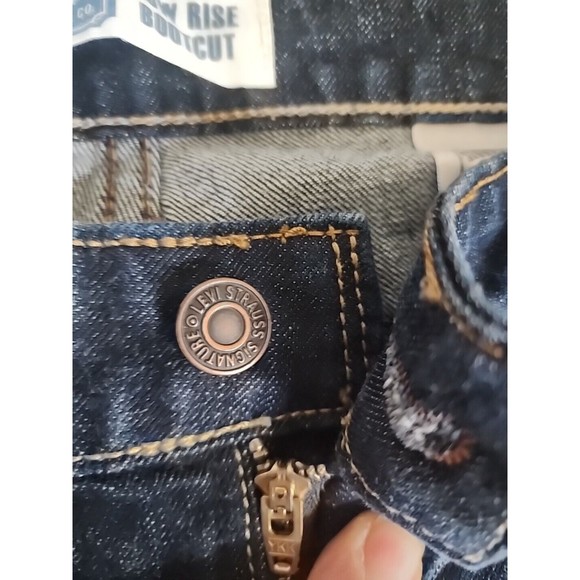 Signature Levis Jeans Womens Size 12 Short Low Rise Boot Cut Stretch Whiskered - Picture 4 of 9